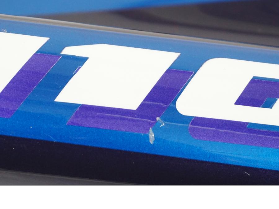 Snett uppifrån på <p>Bakvinge höger från Kawasaki ZZR 1100 1991.</p>

<p>Lagad och omlackad i original kulör.</p>

<p>Sprickor, slitage av lack samt ytliga repor se bilder.</p> motorcykel.