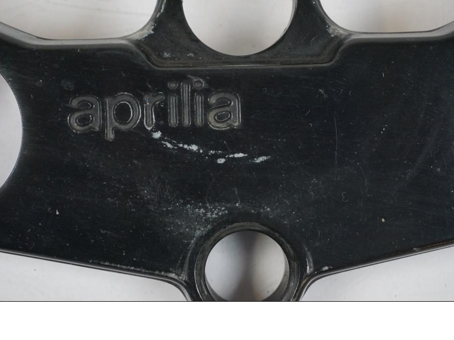 Baksidan på Gaffelkrona från en Aprilia RS 125 -2000 motorcykel.