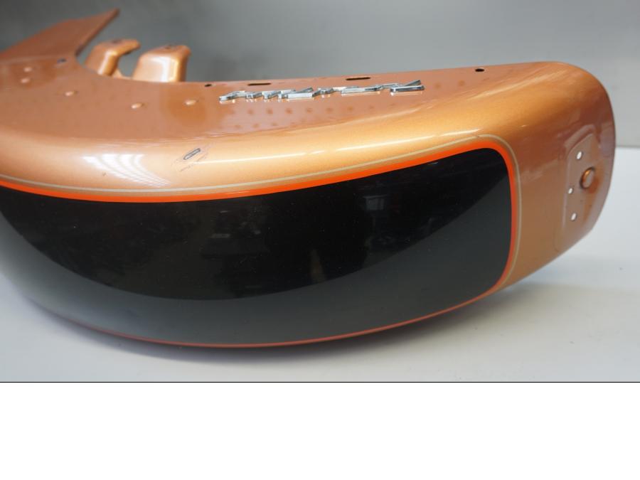 Vänster sida på Framskärm från en H-D Touring Road King Classic FLHRCI -2008 motorcykel.