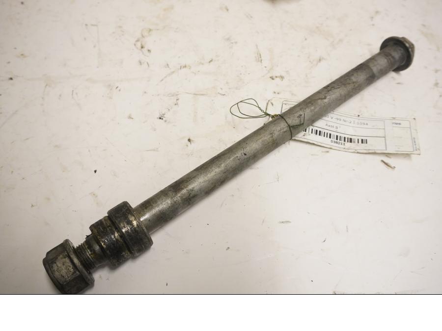 Framsidan på Axel från en Honda XL 1000 V -1999 motorcykel.