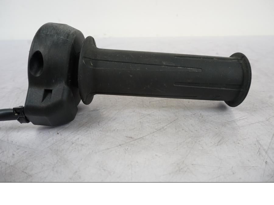 Vänster sida på Gasreglage från en KTM 1290 Super Duke R -2023 motorcykel.