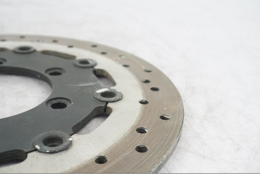 Vänster sida på Bromsskiva från en Suzuki M 1800 -2009 motorcykel.