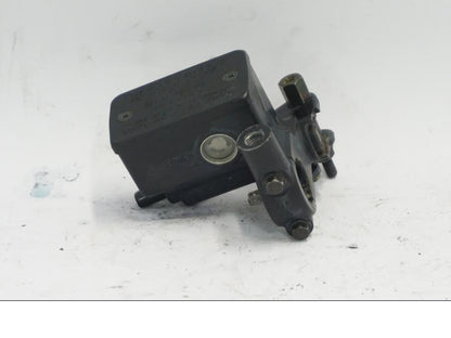 Framsidan på Bromshuvudcylinder från en Suzuki DL 1000 -2003 motorcykel.