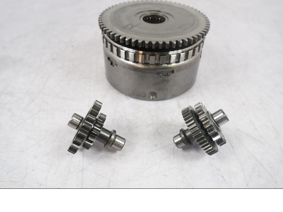 Snett nerifrån på Startkopplingsdrev från en KTM 125 Duke -2017 motorcykel.