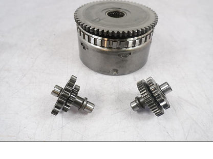 Snett nerifrån på Startkopplingsdrev från en KTM 125 Duke -2017 motorcykel.