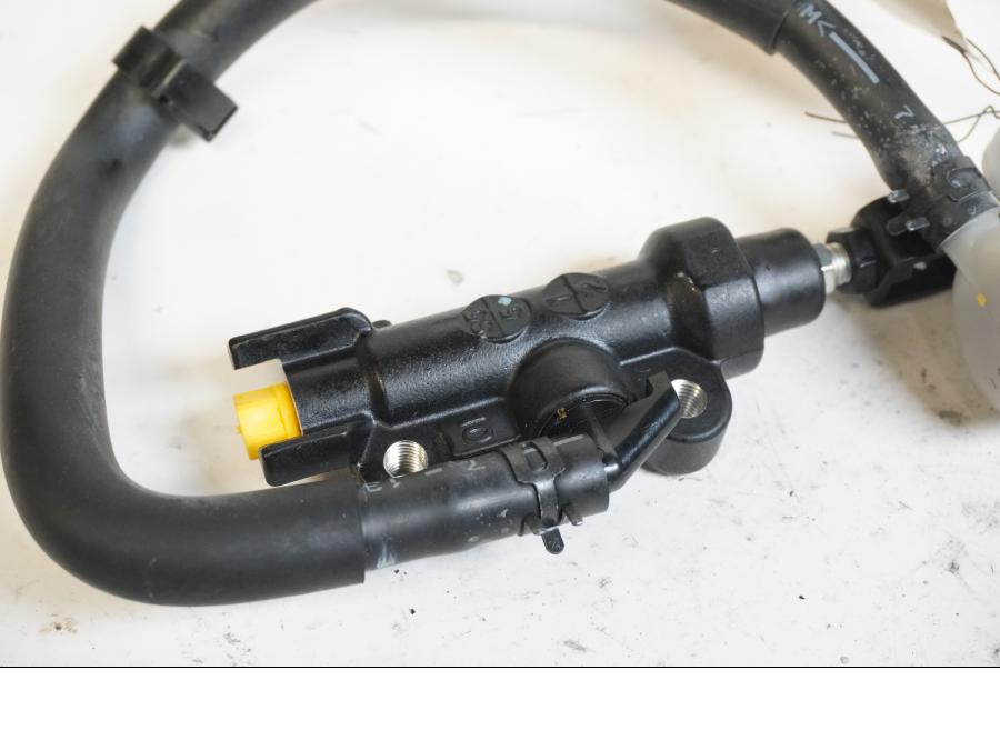 Baksidan på Bromshuvudcylinder från en Yamaha MT-09 Tracer -2015 motorcykel.