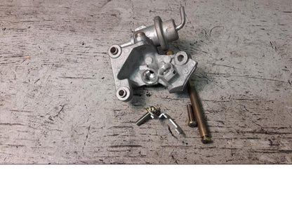 Baksidan på Fuel Rail från en Suzuki VZ 1600 -2005 motorcykel.