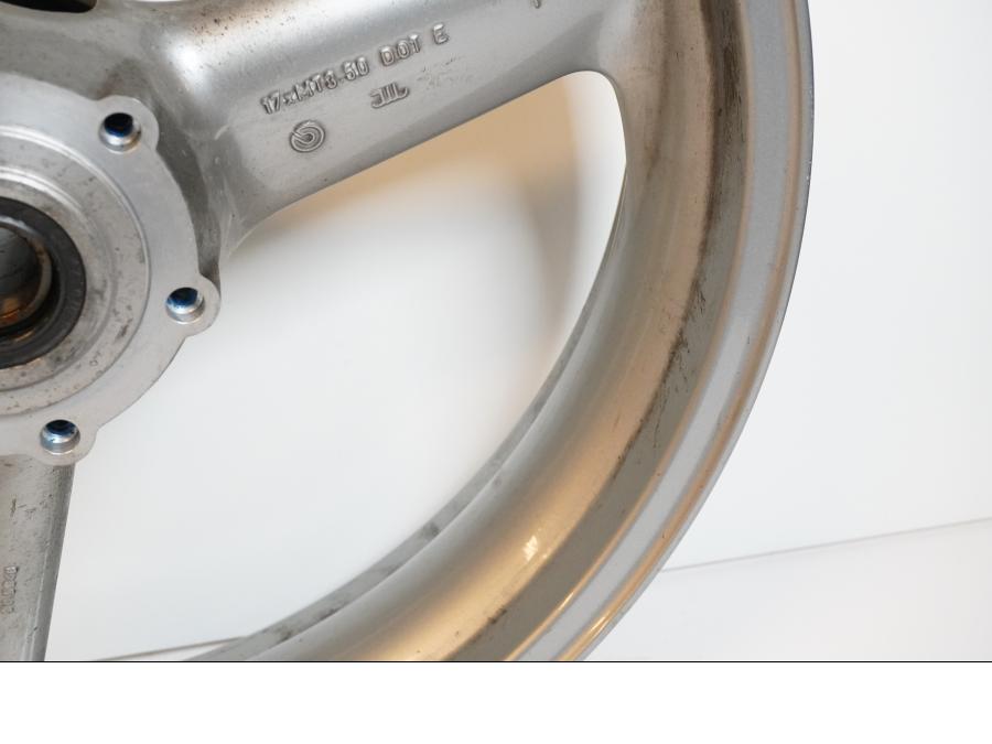 Extrabild4 på Fälg från en Triumph Sprint RS -2004 motorcykel.