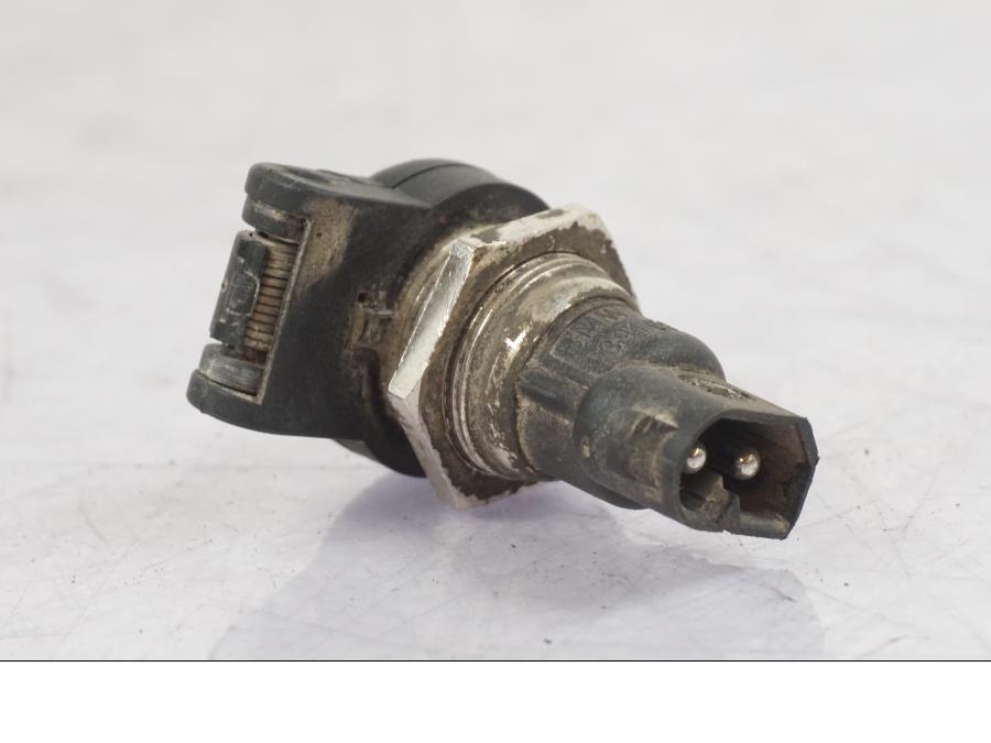 Höger sida på El uttag 12 V från en BMW R 1200 GS -2005 motorcykel.