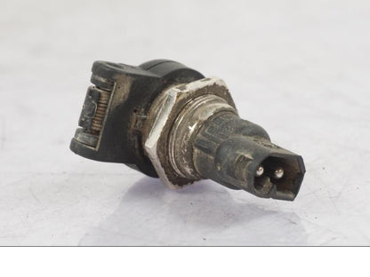 Höger sida på El uttag 12 V från en BMW R 1200 GS -2005 motorcykel.