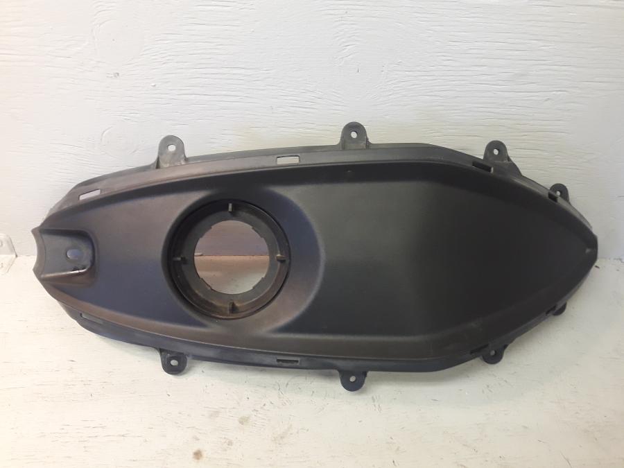 Framsidan på Bensintankskåpa från en Yamaha MT 125 -2017 motorcykel.