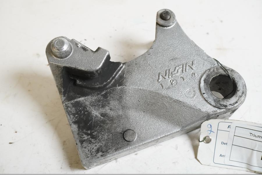 Framsidan på Bromsoksfäste från en Triumph Daytona 600 -2003 motorcykel.