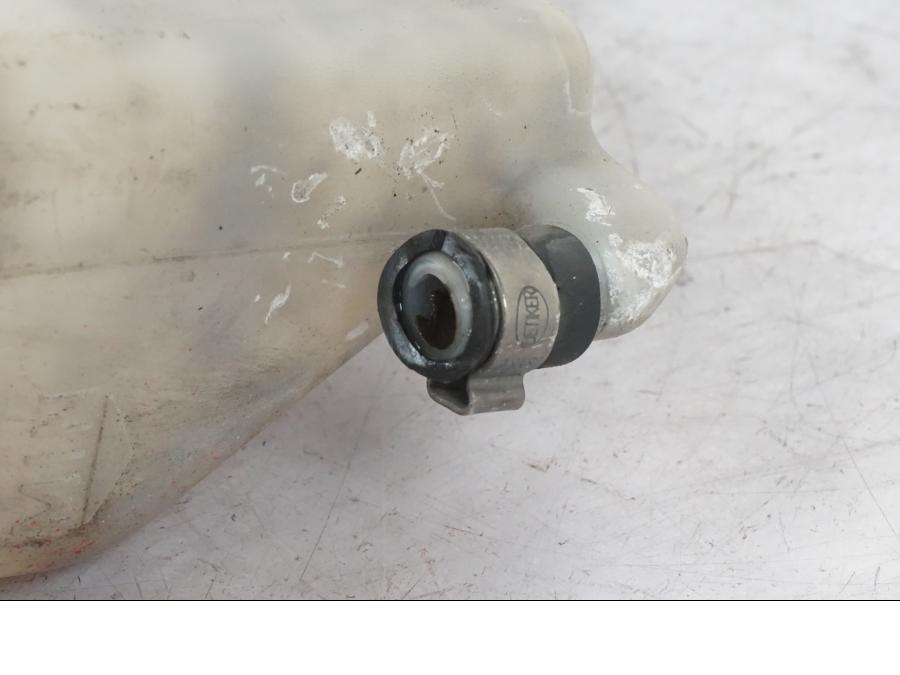 Vänster sida på Vattenexpansionskärl från en BMW K 1100 LT -1999 motorcykel.