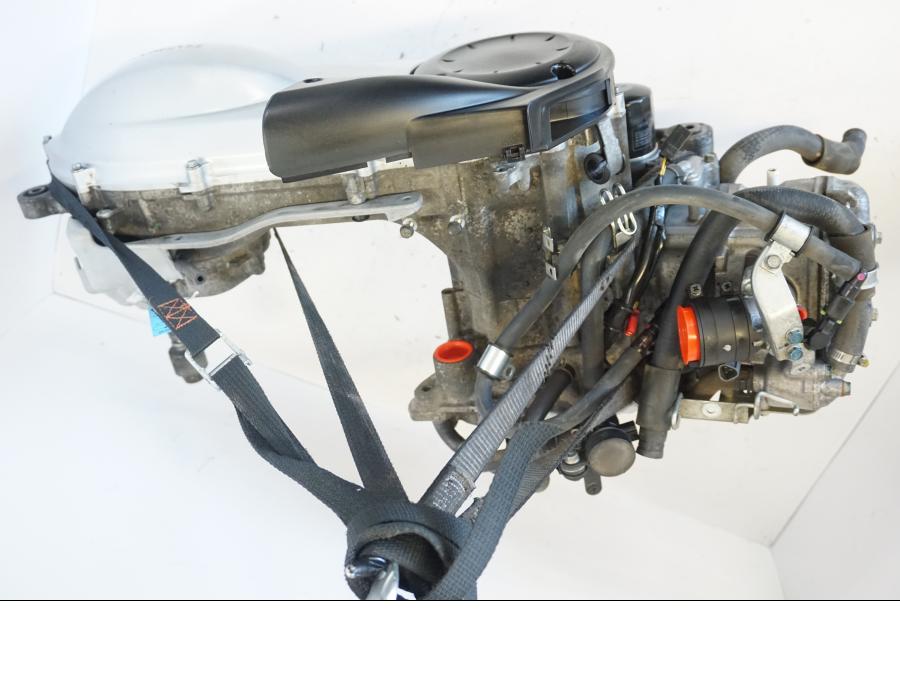 Snett nerifrån på Motor från en Honda SH 300 A -2011 scooter.