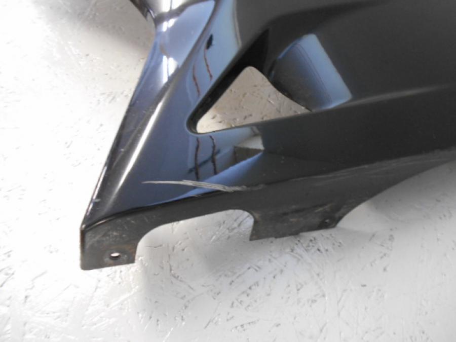 Baksidan på Sidkåpa från en Kawasaki Ninja 250 -2009 motorcykel.