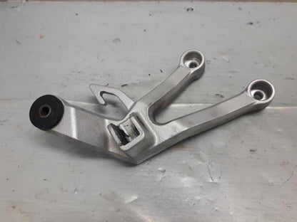 Framsidan på Fotpinnefäste från en Suzuki SV 1000 -2004 motorcykel.