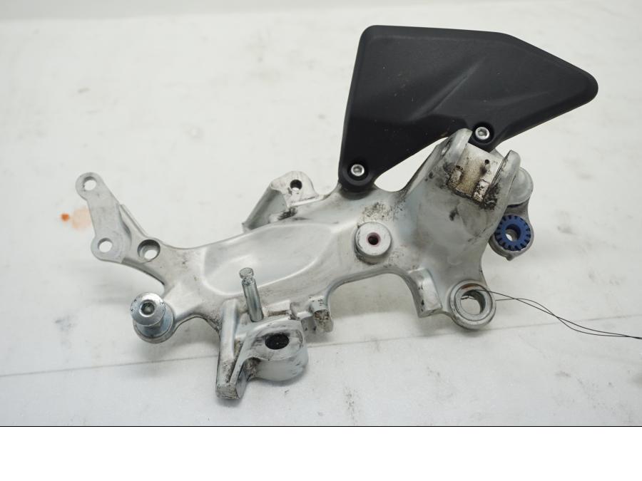 Framsidan på Fotpinnefäste från en Ducati Multistrada 1158 V4 -2021 motorcykel.