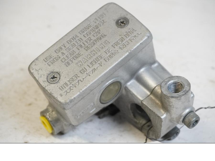 Baksidan på Bromshuvudcylinder från en Suzuki GSX 1100 -1992 motorcykel.