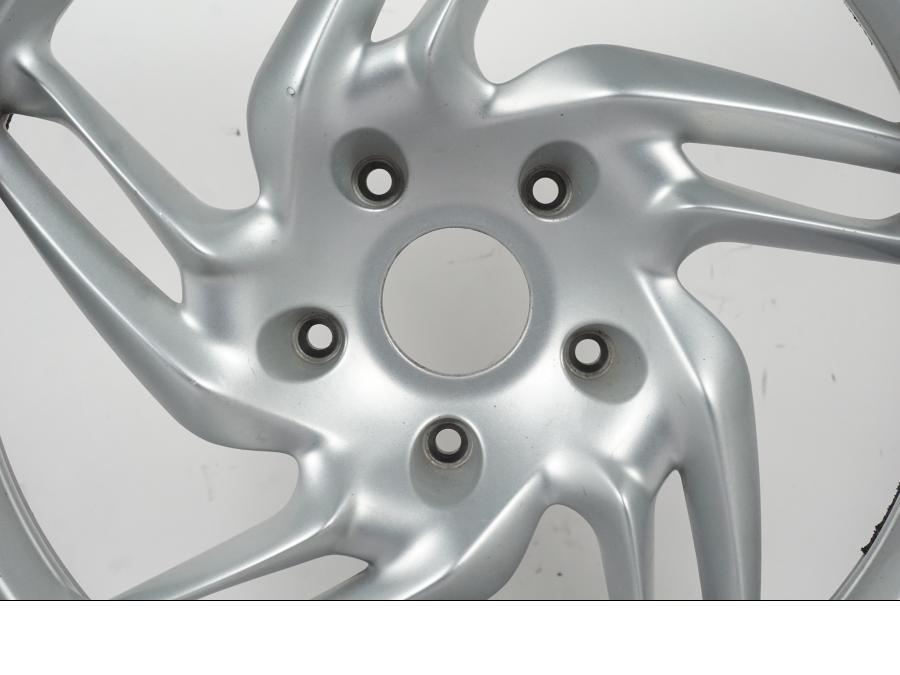 Baksidan på Fälg från en BMW R 1200 GS -2005 motorcykel.