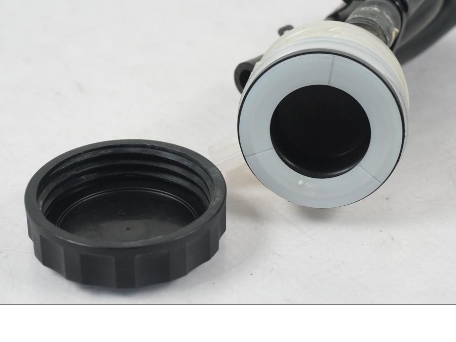 Snett nerifrån på Bromsvätskebehållare från en Kawasaki ER-6N ABS -2010 motorcykel.