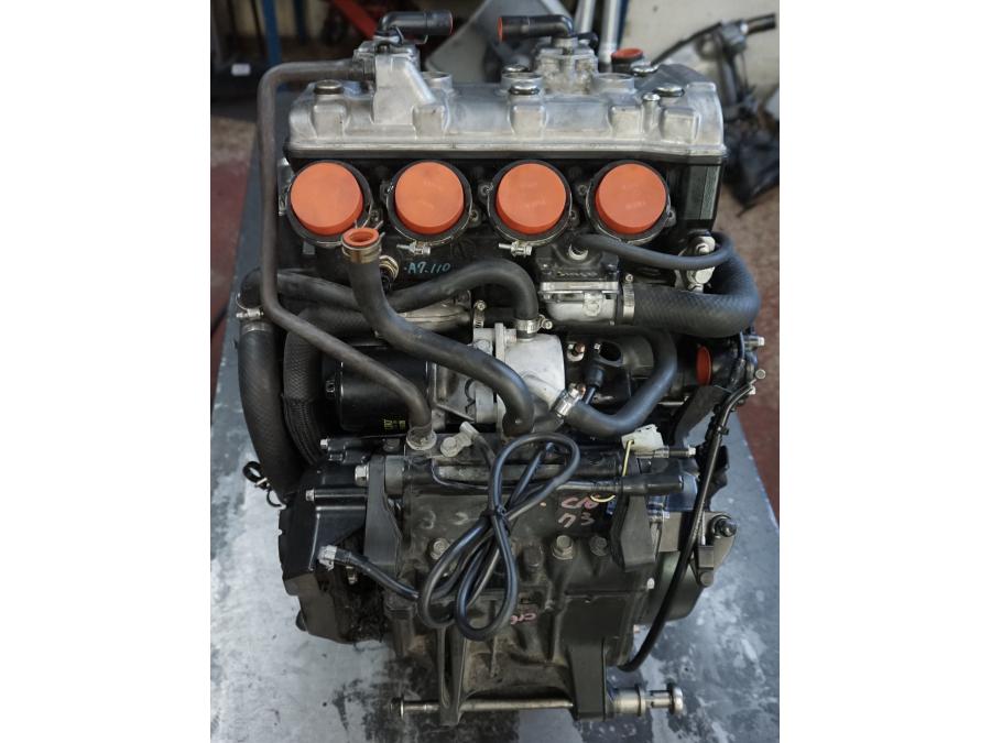 Vänster sida på Motor från en Kawasaki ZX-6R -2007 motorcykel.