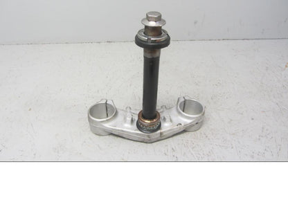 Framsidan på Gaffelkrona från en KTM 125 Duke -2014 motorcykel.