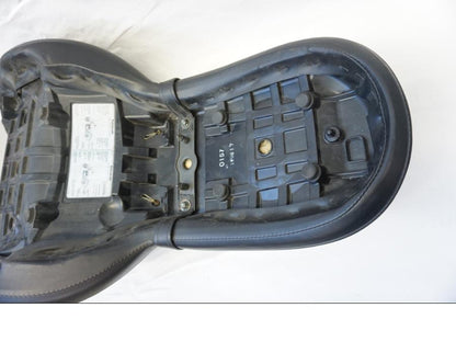 Snett nerifrån på Sadel från en Kawasaki VN 900 -2006 motorcykel.