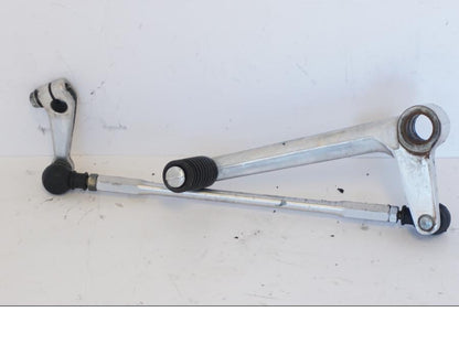 Snett uppifrån på Växelpedal från en Honda CBR 900 RR -2001 motorcykel.