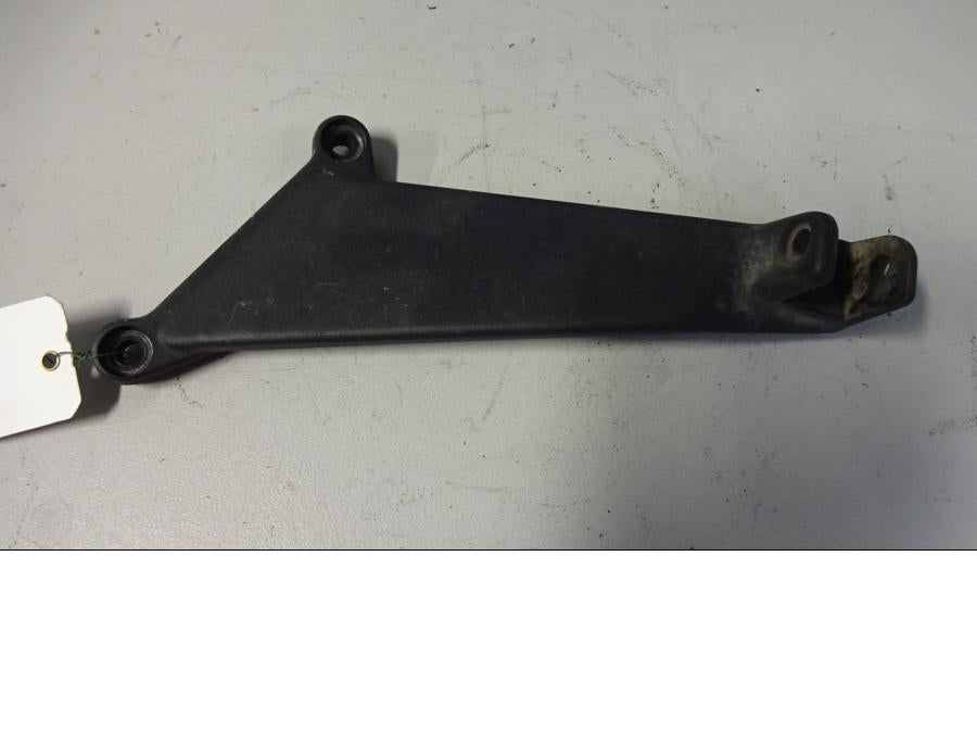 Framsidan på Fotpinnefäste från en Aprilia RSV 1000 -2002 motorcykel.