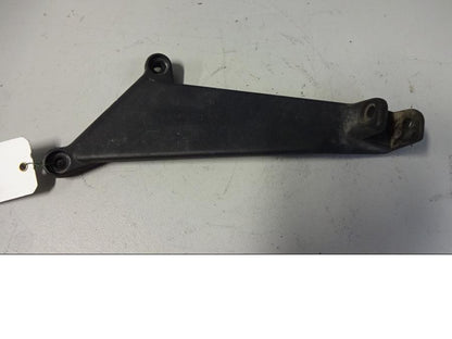 Framsidan på Fotpinnefäste från en Aprilia RSV 1000 -2002 motorcykel.