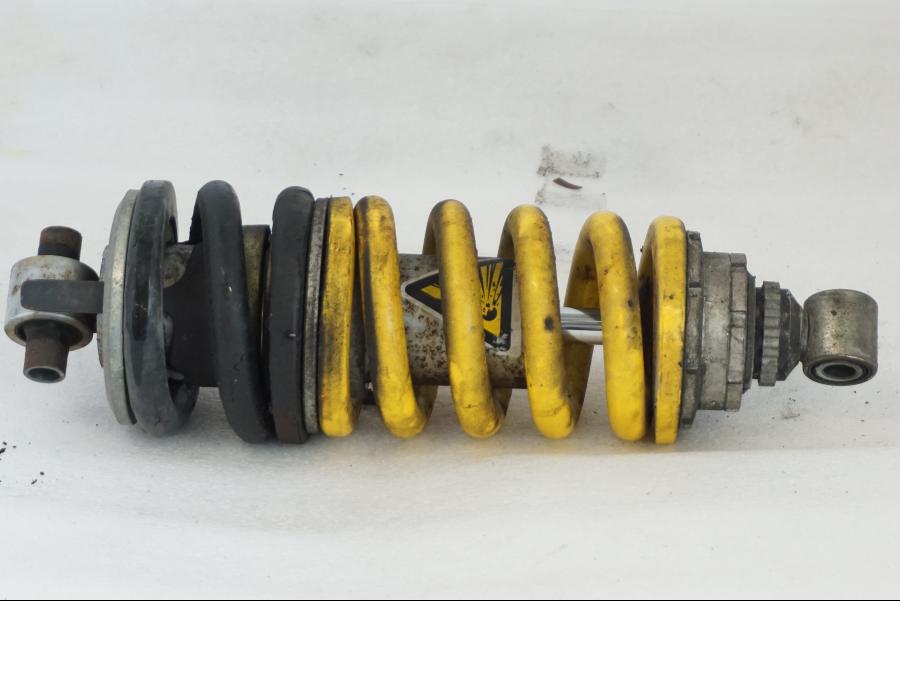 Baksidan på Stötdämpare från en Yamaha TDM 850 -1998 motorcykel.