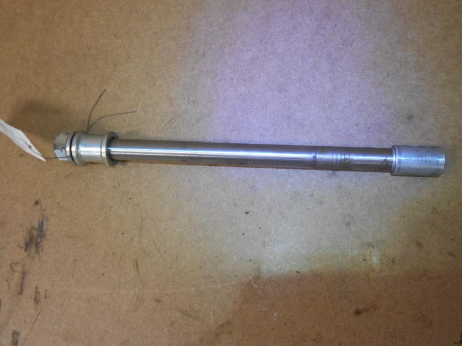 Framsidan på Axel från en Honda VT 1100 C -1995 motorcykel.