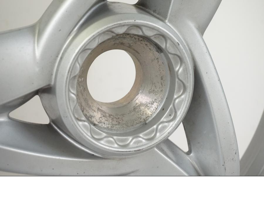 Baksidan på Fälg från en BMW F 650 CS -2002 motorcykel.