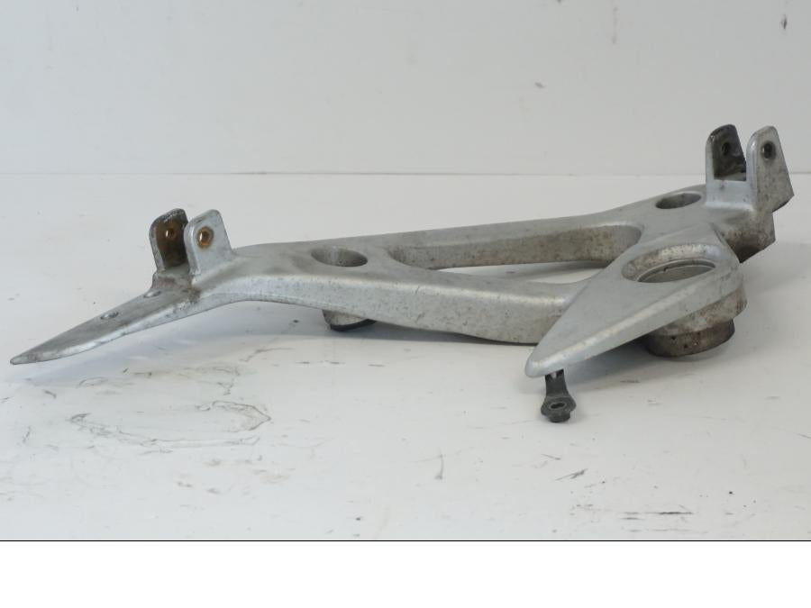 Höger sida på Fotpinnefäste från en Honda XL 1000 V -1999 motorcykel.