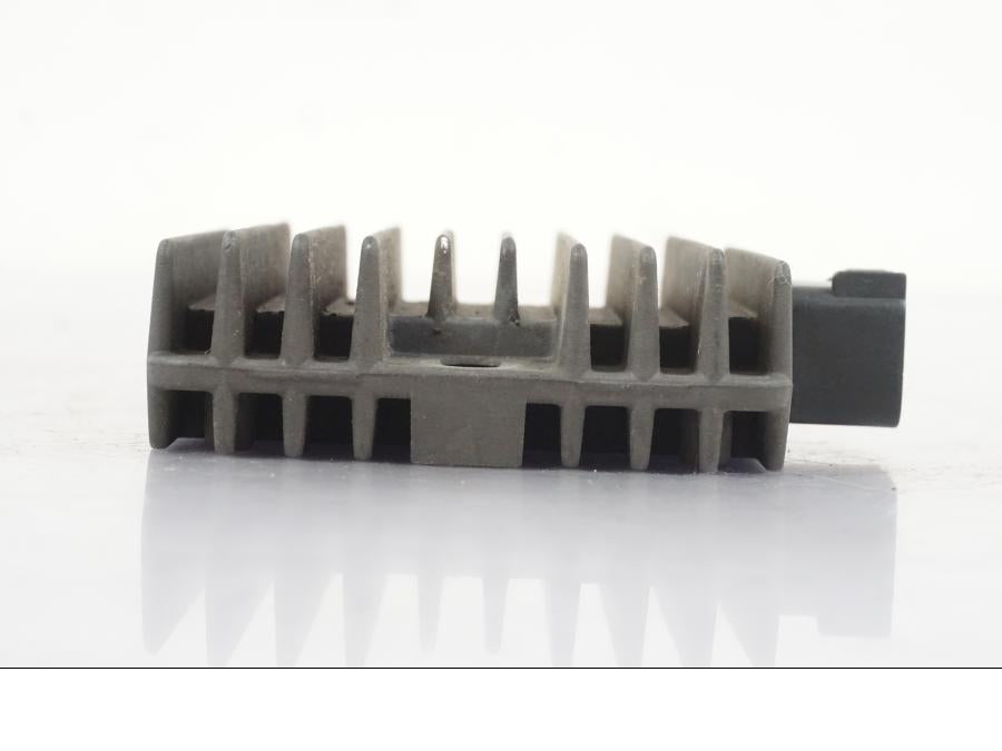 Höger sida på Likriktare från en Kawasaki ER-6N -2016 motorcykel.