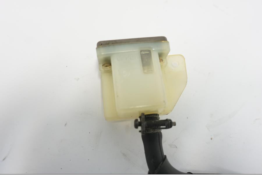 Snett nerifrån på Bromshuvudcylinder från en Suzuki GSX-R 750 -1992 motorcykel.