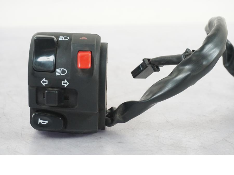 Baksidan på Styrelreglage från en Kawasaki Z 900 -2019 motorcykel.