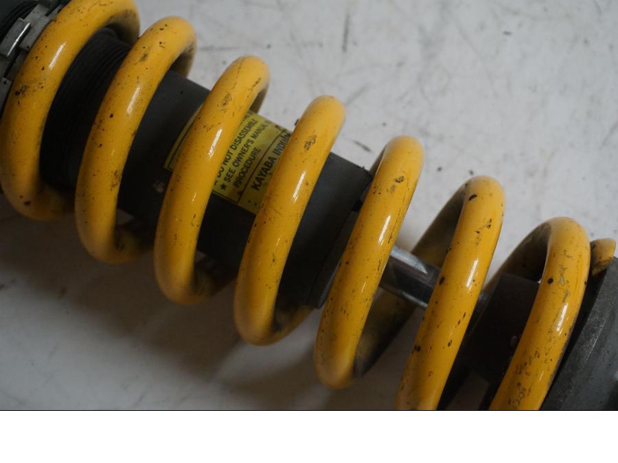 Snett uppifrån på Stötdämpare från en Triumph Daytona 675 -2006 motorcykel.