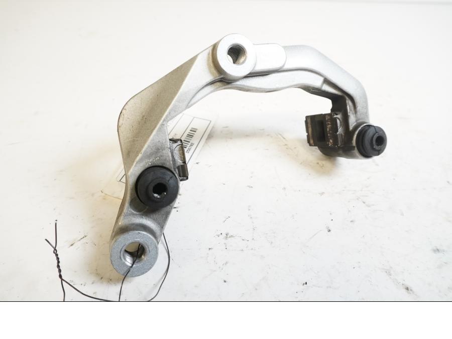 Framsidan på Bromsoksfäste från en Yamaha XVS 650 -2002 motorcykel.