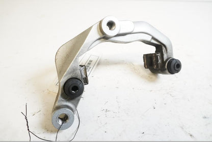 Framsidan på Bromsoksfäste från en Yamaha XVS 650 -2002 motorcykel.