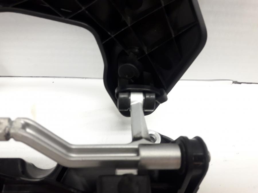 Höger sida på Vindrutefäste från en BMW R 1250 RS -2020 motorcykel.