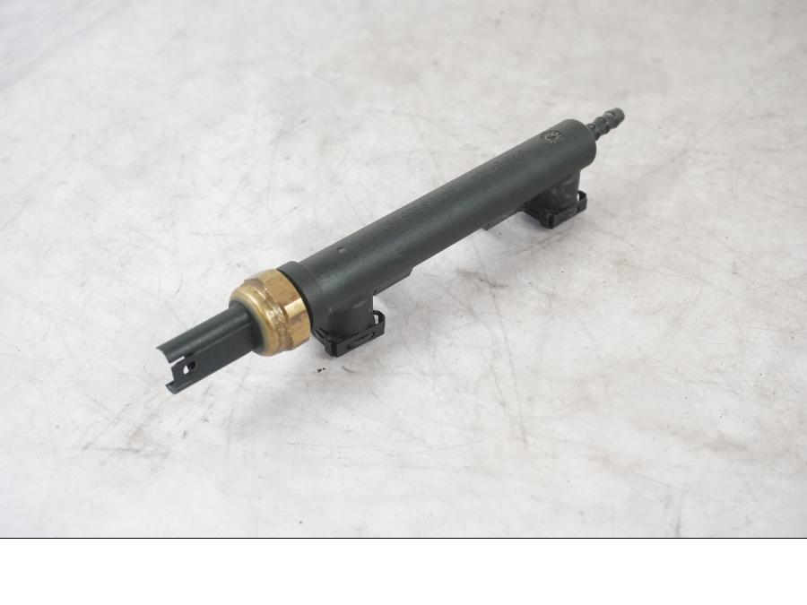 Baksidan på Fuel Rail från en BMW F 800 R -2018 motorcykel.