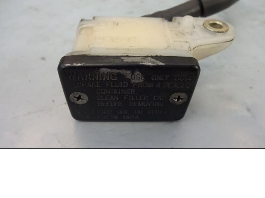 Baksidan på Bromshuvudcylinder från en Honda VTR 1000 F -1997 motorcykel.