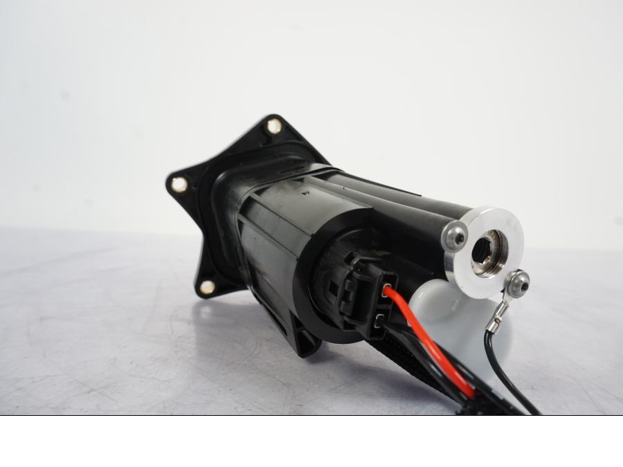 Vänster sida på Bensinpump insprut från en KTM 790 Duke -2019 motorcykel.