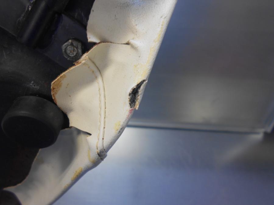 Snett nerifrån på Sadel från en Suzuki GSX 750 -2000 motorcykel.