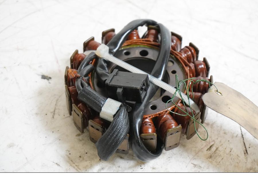 Framsidan på Generator från en Kawasaki ZX-6R -1997 motorcykel.