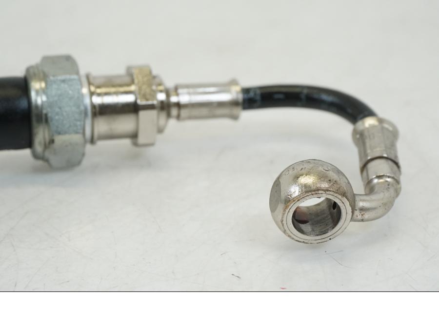 Vänster sida på Oljetryckgivare från en Ducati Streetfighter V4 -2020 motorcykel.