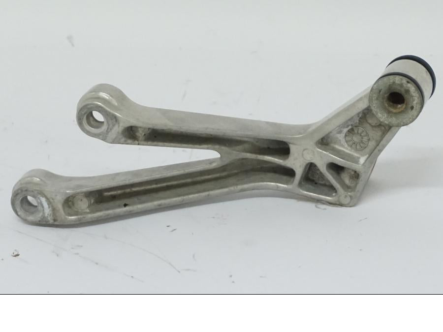 Snett uppifrån på Fotpinnefäste från en Honda CBR 900 RR -2002 motorcykel.