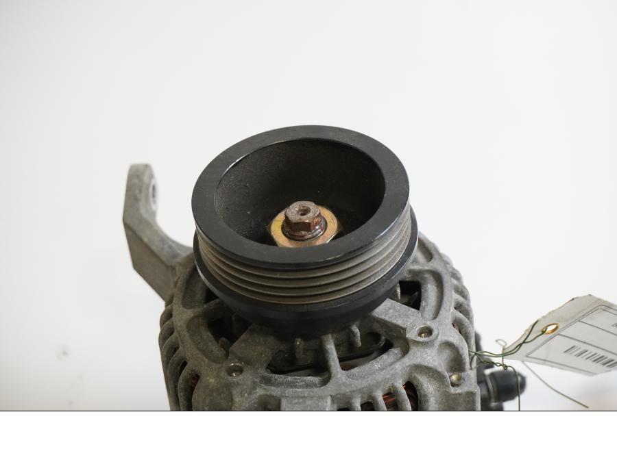 Baksidan på <p>Generator från BMW R 1200 GS 2004.</p>

<p>Denso.</p> motorcykel.