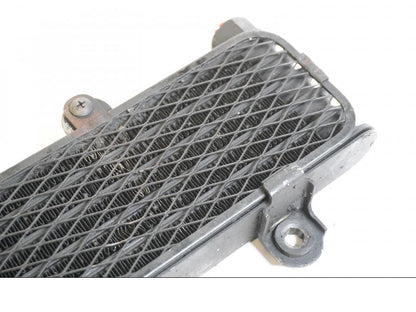 Snett nerifrån på Oljekyl från en Suzuki SV 1000 -2004 motorcykel.